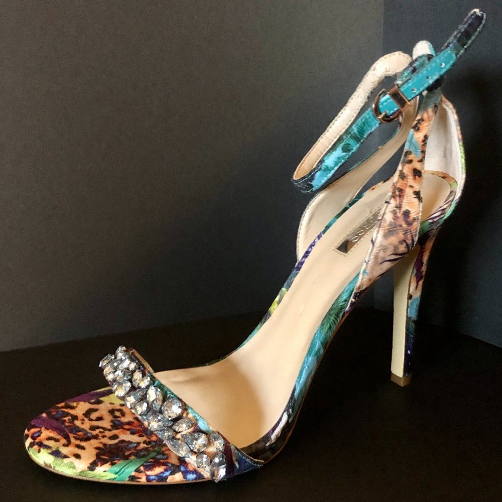NEW. NO BOX.  GUESS CATERINA. Multicolor Rhinestone Sandals.